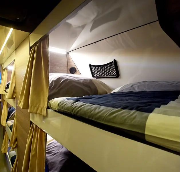 Einzelne Schlafsuite mit Bettwäsche, Leselicht und Vorhang