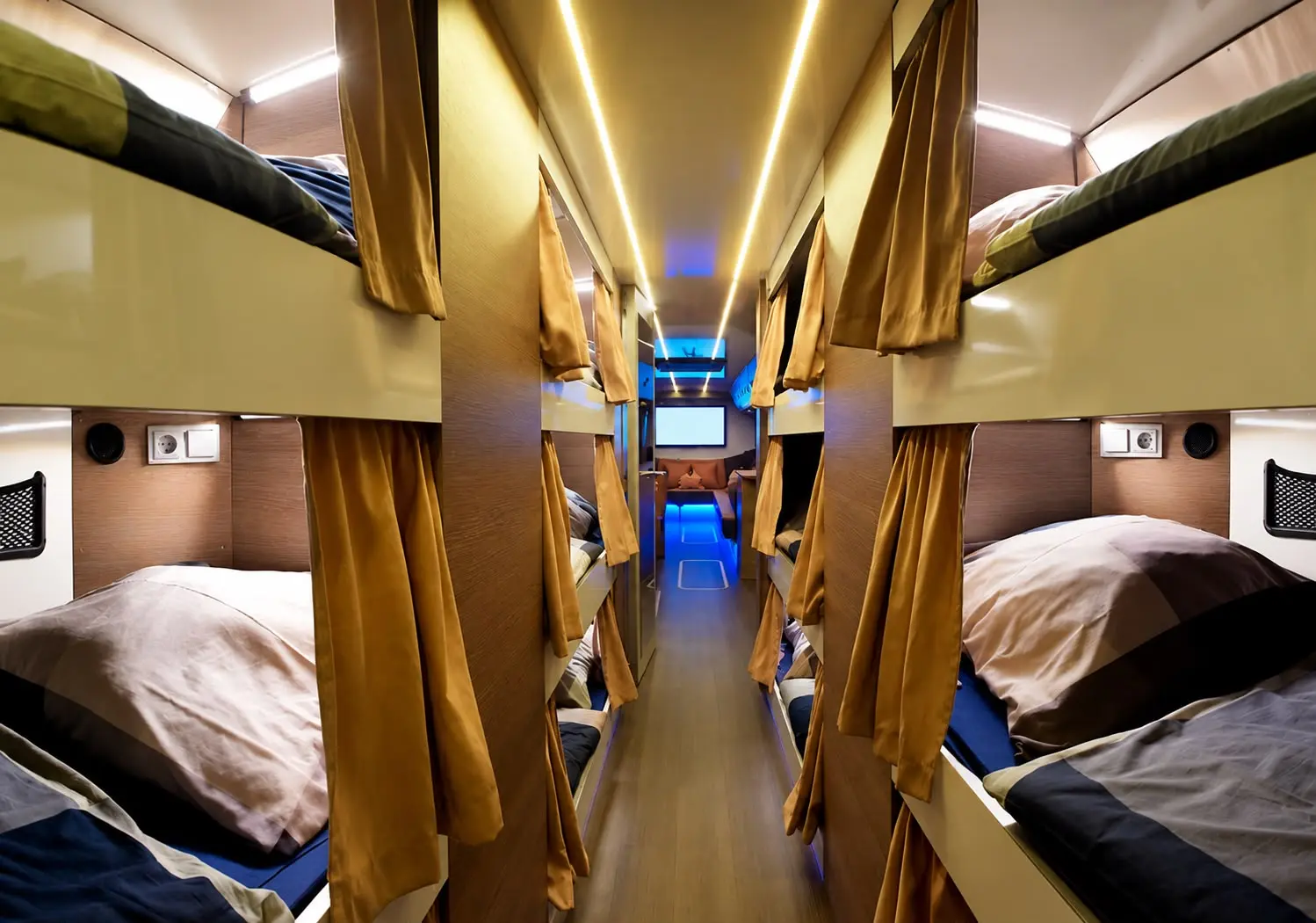 Gang zwischen den Schlafsuiten im Nightliner mit Vorhängen und Ambientebeleuchtung
